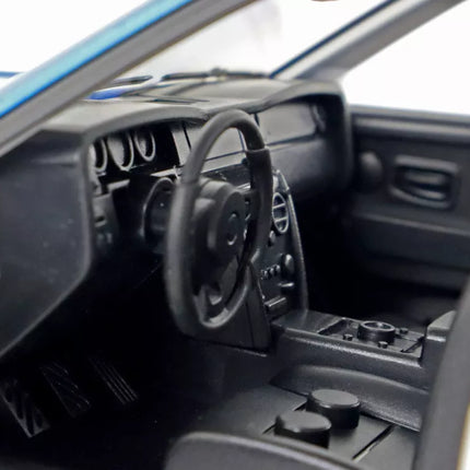 Baltos/mėlynos spalvos nuotoliniu būdu valdomas automobilis