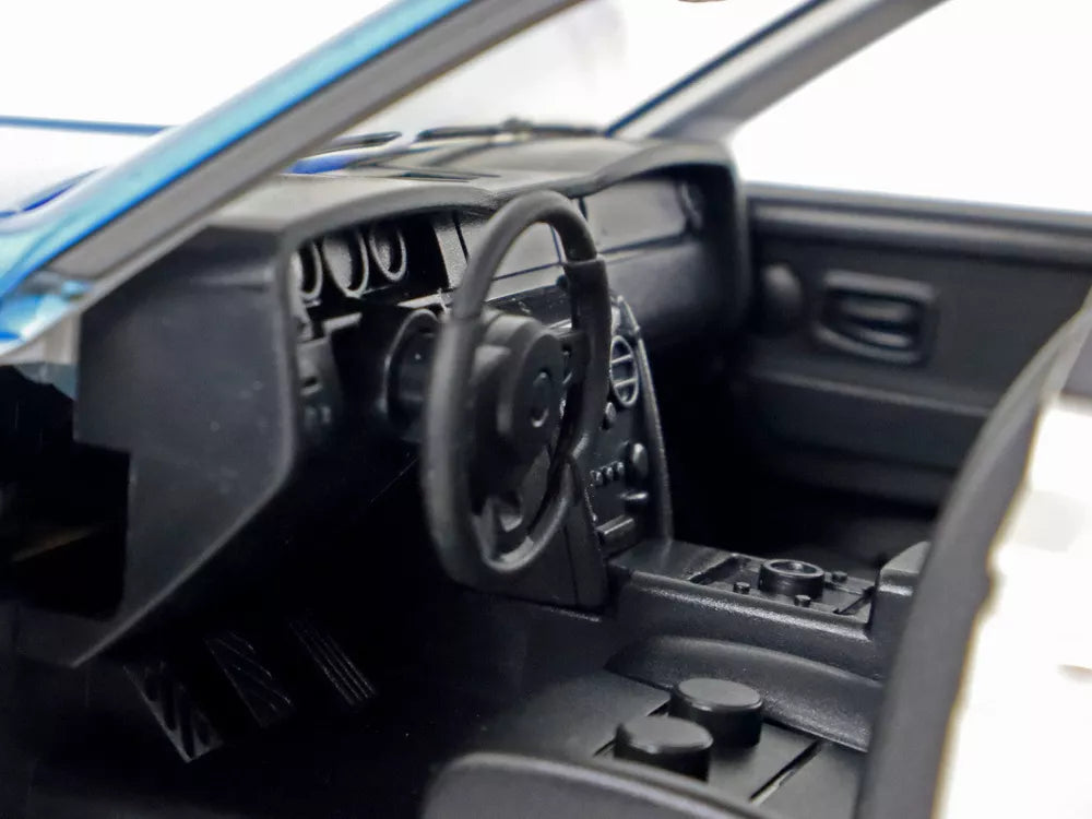 Baltos/mėlynos spalvos nuotoliniu būdu valdomas automobilis