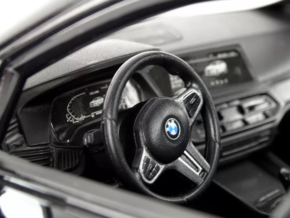 Juodas nuotoliniu būdu valdomas automobilis Bmw X6