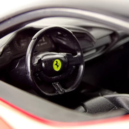 Raudonas sportinis automobilis Ferrari