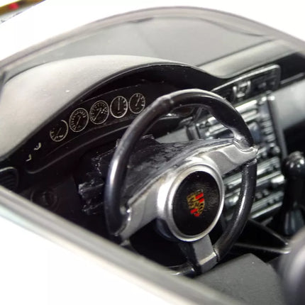 Radijo bangomis valdomas baltas automobilis Porsche