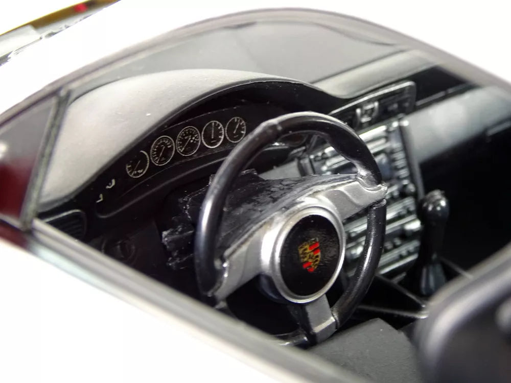 Radijo bangomis valdomas baltas automobilis Porsche