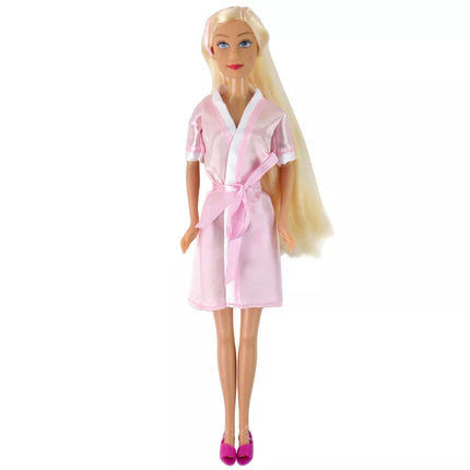 Lėlė su rožiniu chalatu ir vonios kambario aksesuarais