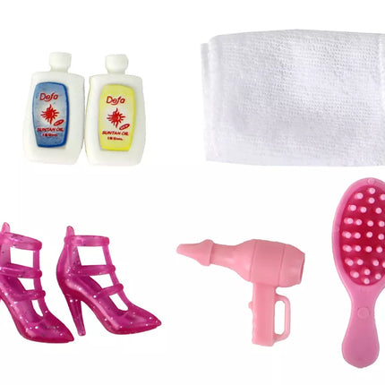 Lėlė su rožiniu chalatu ir vonios kambario aksesuarais