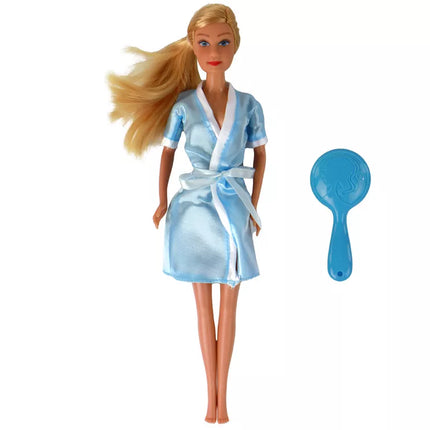 Šviesiaplaukė lėlė su mėlynu chalatu ir vonios kambario aksesuarais