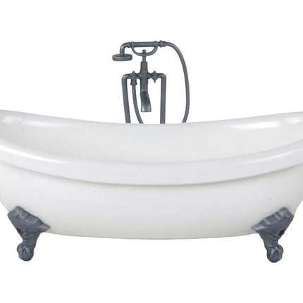 Šviesiaplaukė lėlė su mėlynu chalatu ir vonios kambario aksesuarais