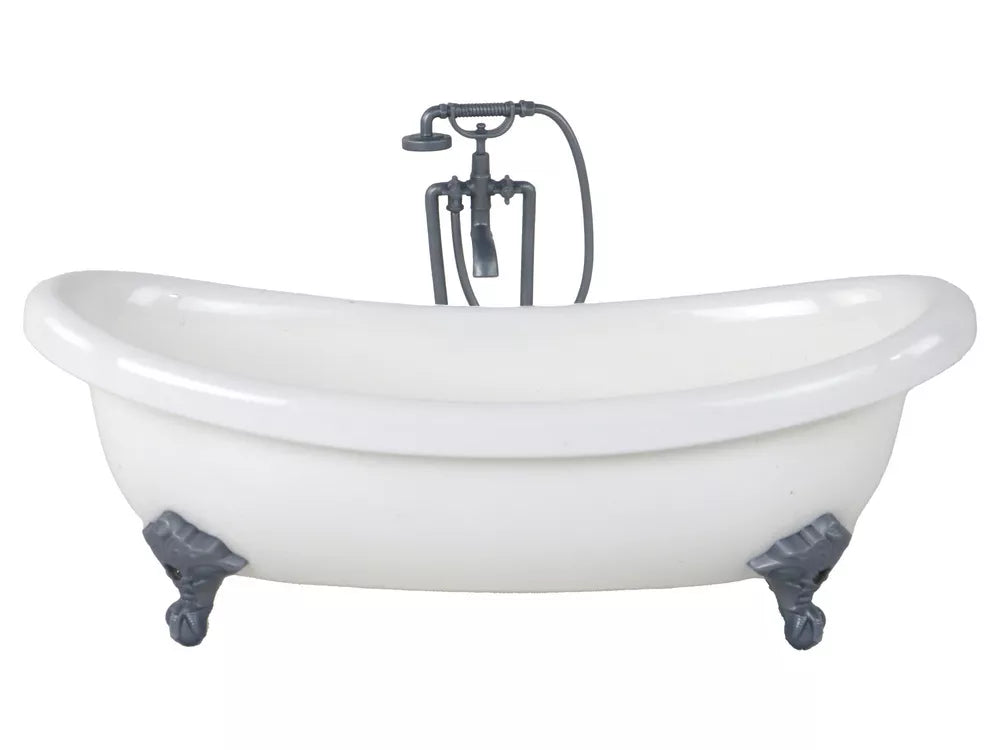 Šviesiaplaukė lėlė su mėlynu chalatu ir vonios kambario aksesuarais