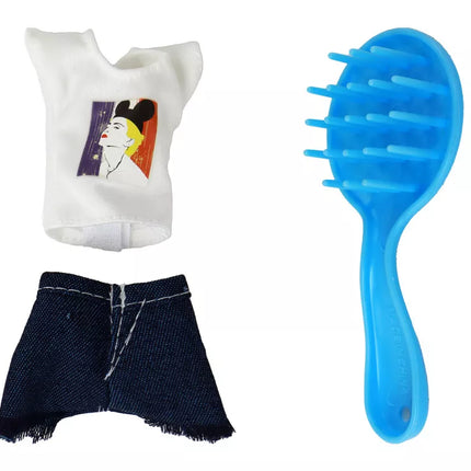 Šviesiaplaukė lėlė su mėlynu chalatu ir vonios kambario aksesuarais