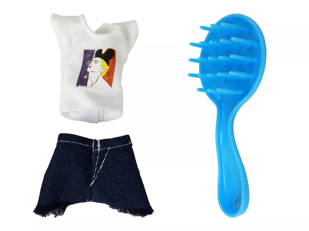 Šviesiaplaukė lėlė su mėlynu chalatu ir vonios kambario aksesuarais