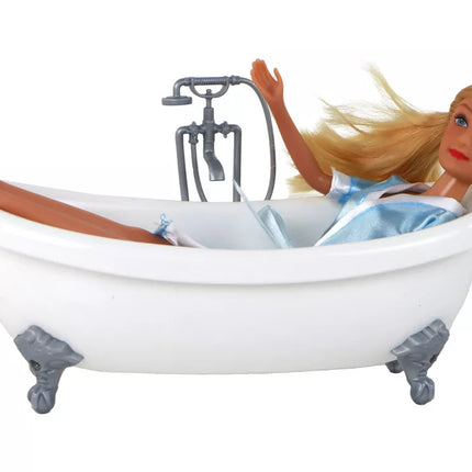 Šviesiaplaukė lėlė su mėlynu chalatu ir vonios kambario aksesuarais