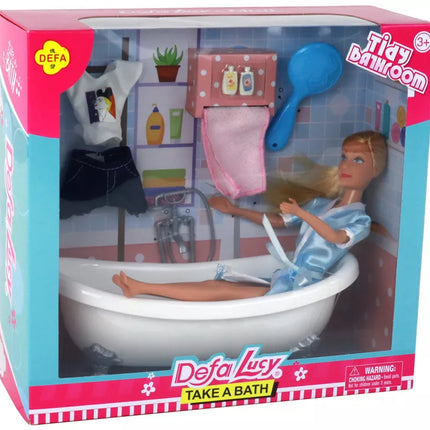 Šviesiaplaukė lėlė su mėlynu chalatu ir vonios kambario aksesuarais