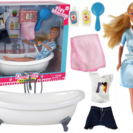 Šviesiaplaukė lėlė su mėlynu chalatu ir vonios kambario aksesuarais