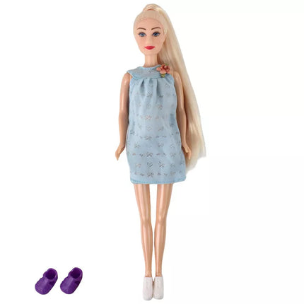 Lėlių šeima su kūdikiu ir gėlėta antklode