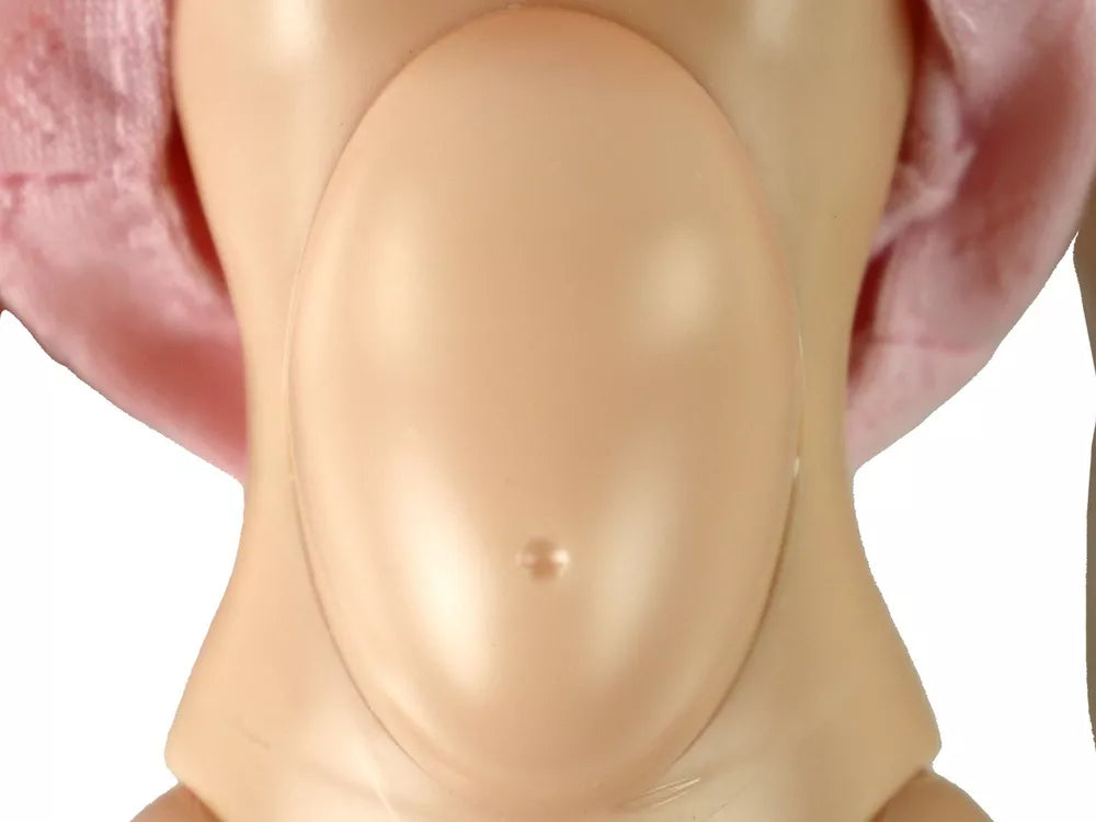 Lėlių šeima su kūdikiu ir gėlėta antklode