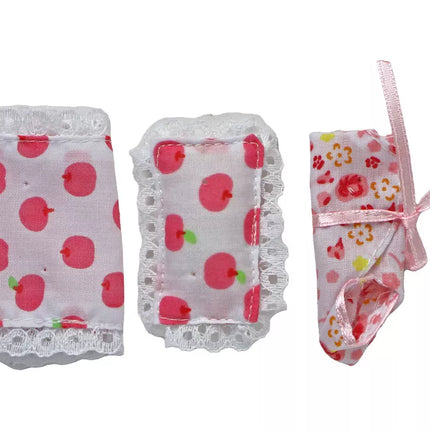 Lėlių šeima su kūdikiu ir gėlėta antklode