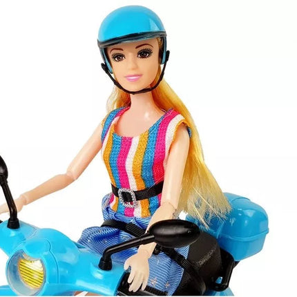 Lėlė su motoroleriu ir šalmas