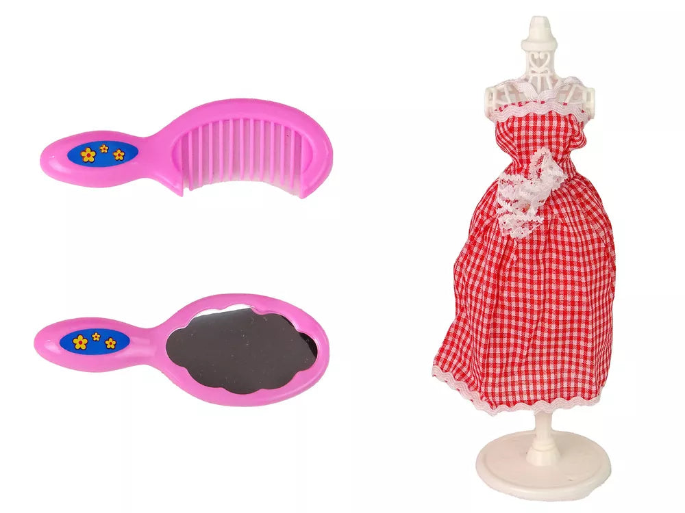 Lėlė su lėlių namelio aksesuarais