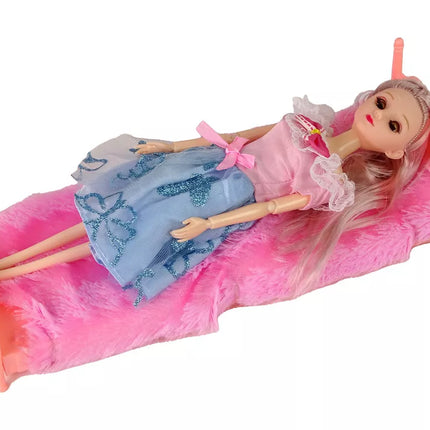 Lėlė su lėlių namelio aksesuarais