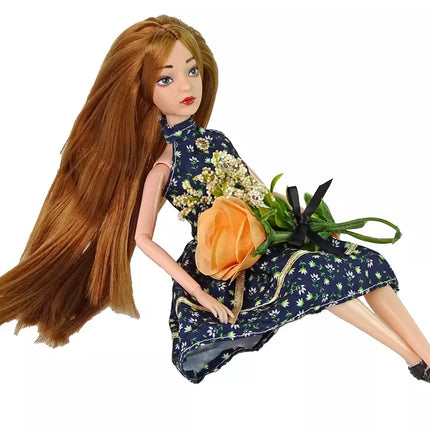 Lėlė modelis Emilija su gėlėmis