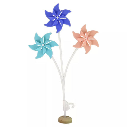 Lėlė Emilija su vėjo malūnėliais ir katinu