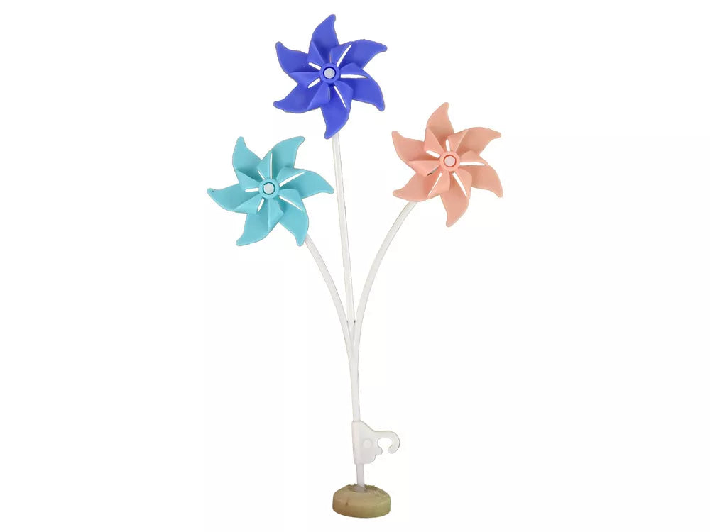 Lėlė Emilija su vėjo malūnėliais ir katinu