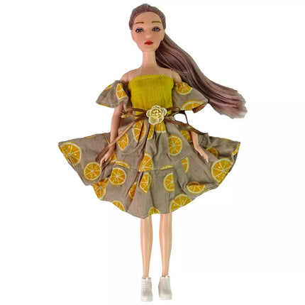 Lėlė Emilija su vėjo malūnėliais ir katinu