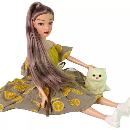 Lėlė Emilija su vėjo malūnėliais ir katinu