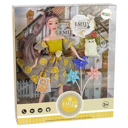 Lėlė Emilija su vėjo malūnėliais ir katinu