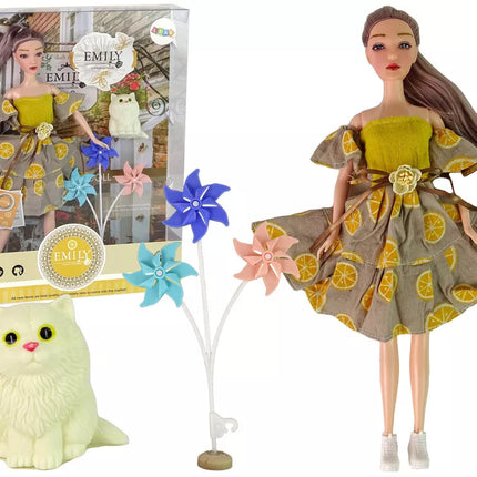 Lėlė Emilija su vėjo malūnėliais ir katinu