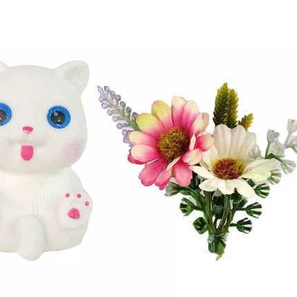 Ilgaplaukė lėlė Emilija su katinu ir gėlėmis