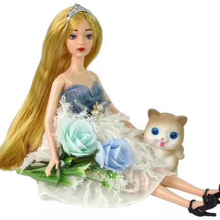 Lėlė Emilija su gėlėmis ir kačiuku