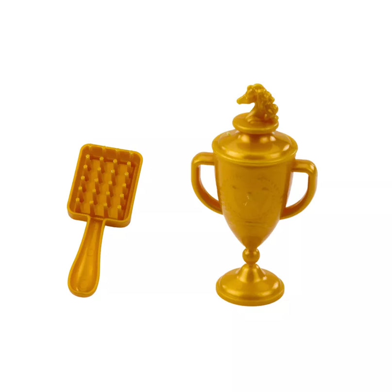 Baltas arklys su ilgais karčiais ir aksesuarais