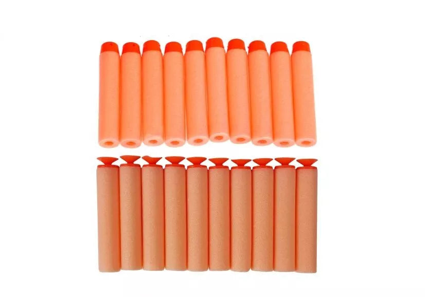 Raudonas šautuvas su taikiniu ir šoviniais