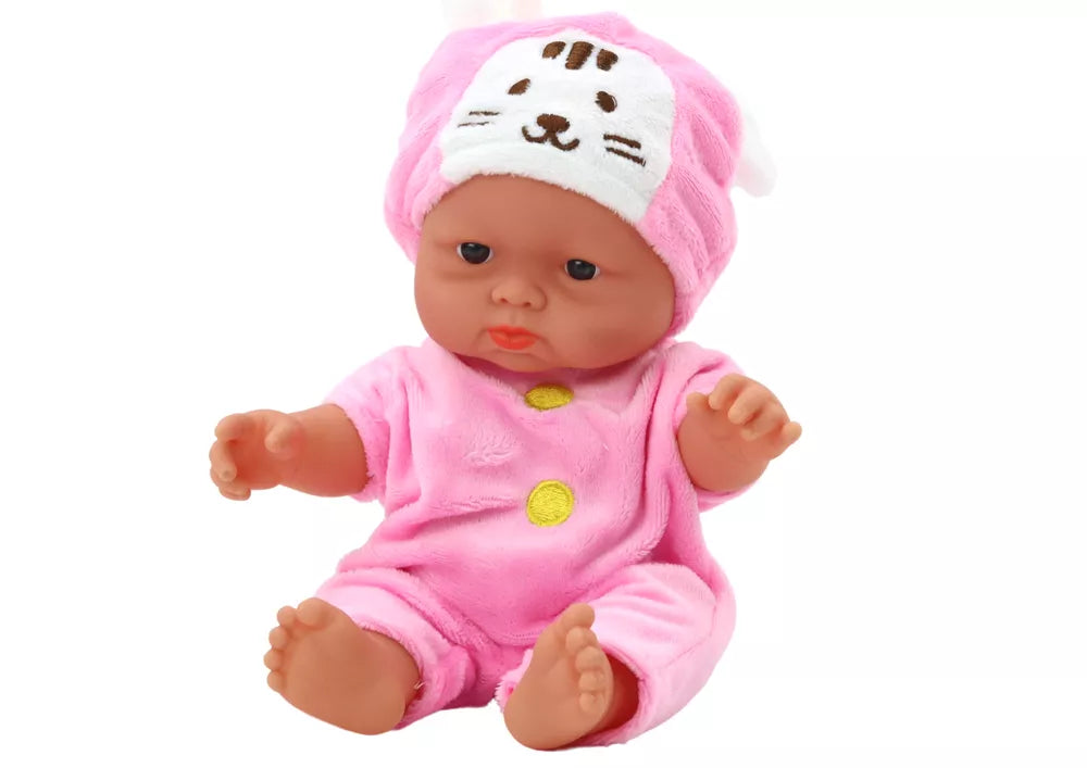 Maža lėlė kūdikis su rožiniais drabužiais
