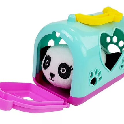 Mažoji panda su transportavimo krepšiu