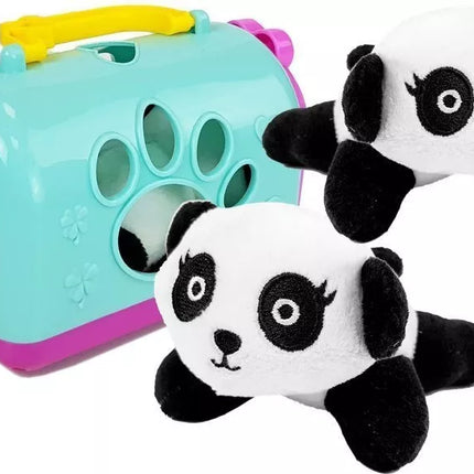 Mažoji panda su transportavimo krepšiu