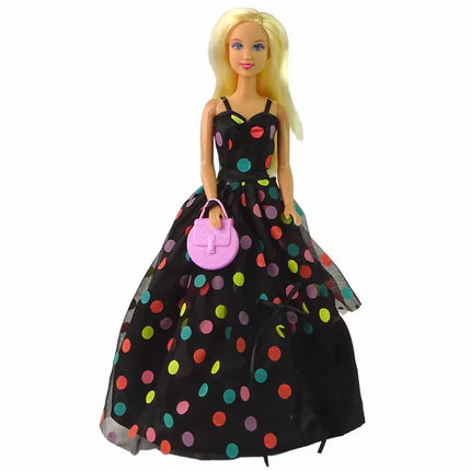 Vaikiška lėlė su juoda su baltais taškeliais suknele