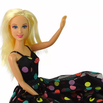 Vaikiška lėlė su juoda su baltais taškeliais suknele