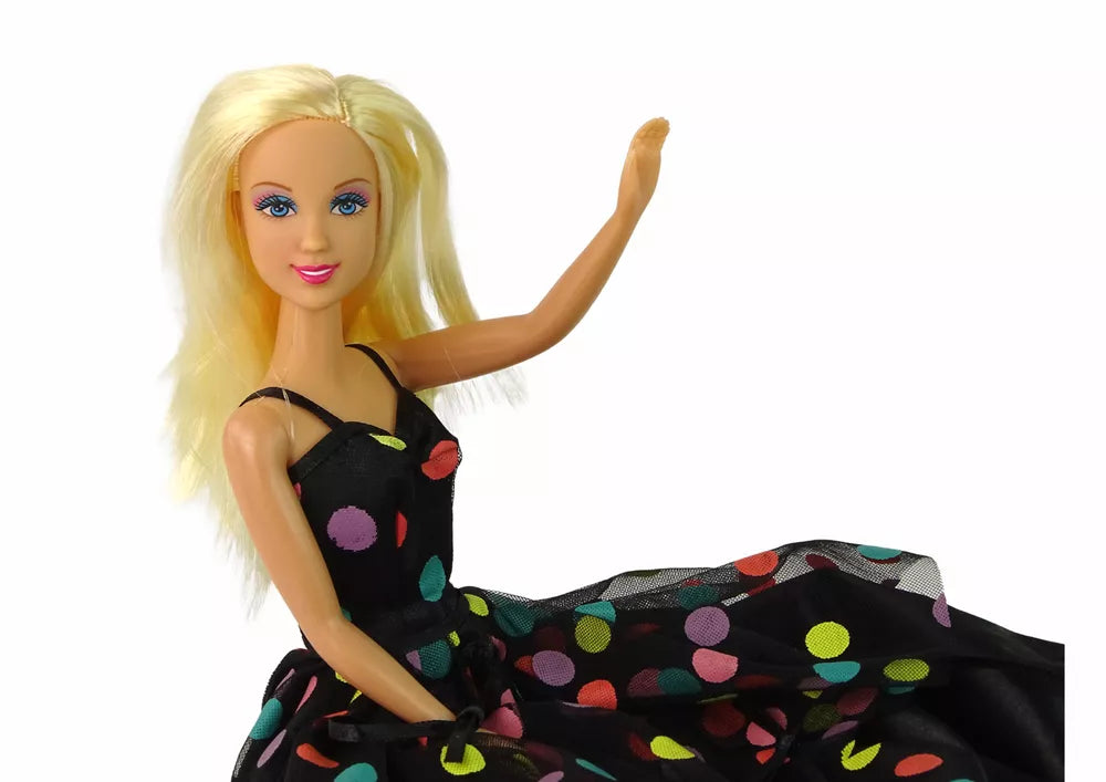 Vaikiška lėlė su juoda su baltais taškeliais suknele