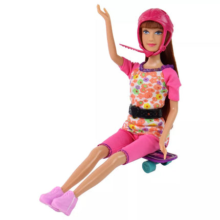 Liusės lėlių rinkinys: paspirtukas, riedlentė ir šalmai