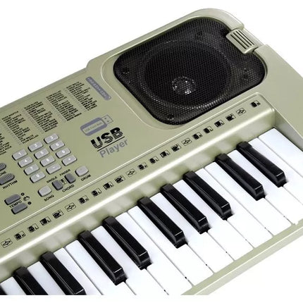 Pilkas muzikinis pianinas su mikrofonu