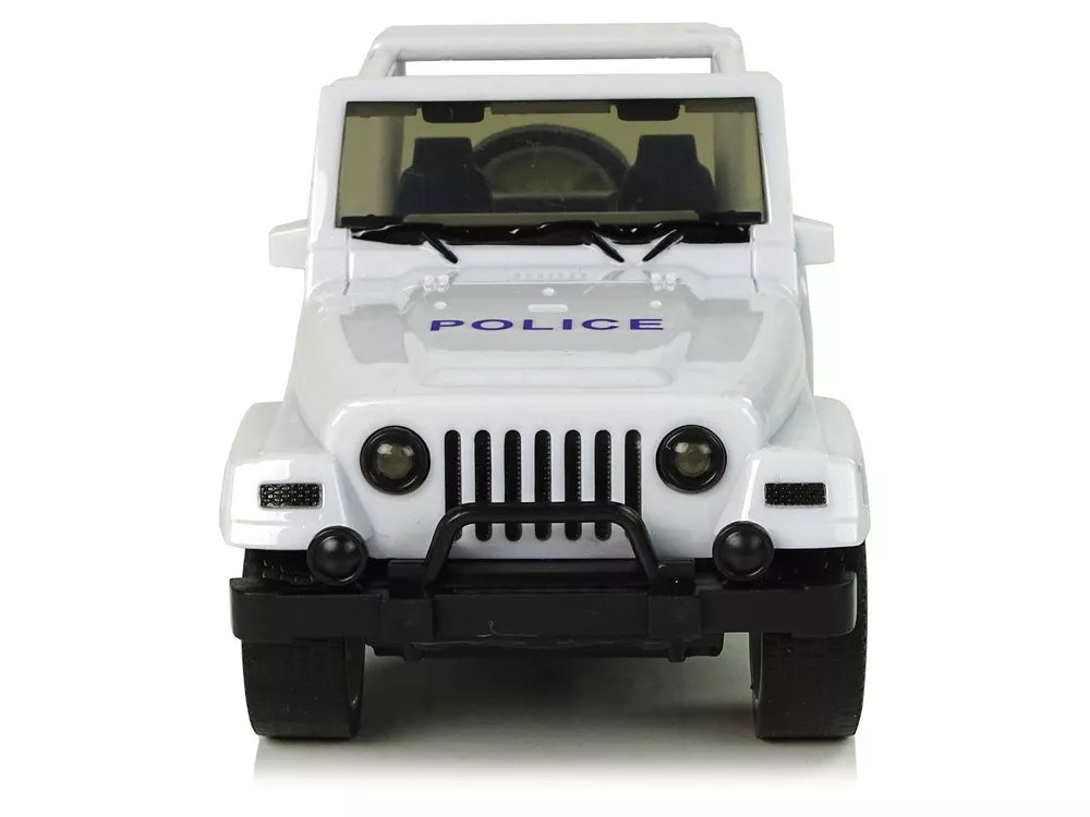 Baltos spalvos visureigis policijos automobilis