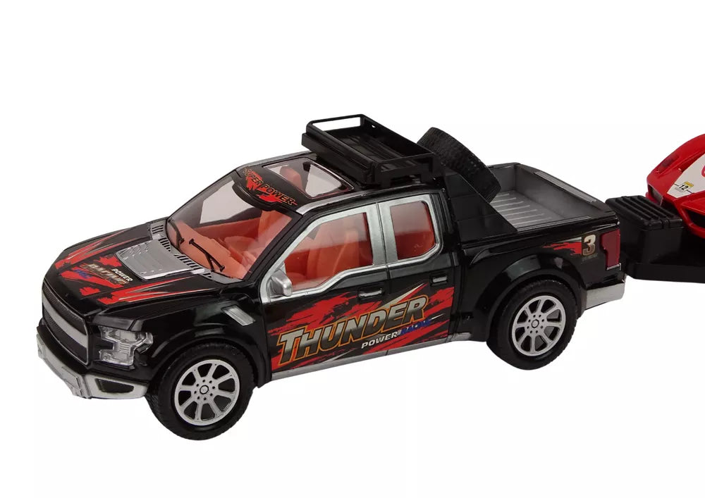 Pikapas su vilkiku ir sportiniu automobiliu