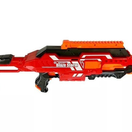 Didelis šautuvas su šovinių dėtuve ir šovinias