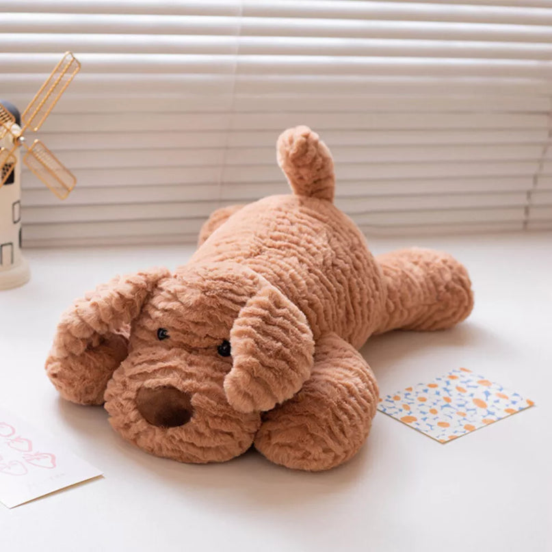 Rusvas pliušinis žaislas šuo