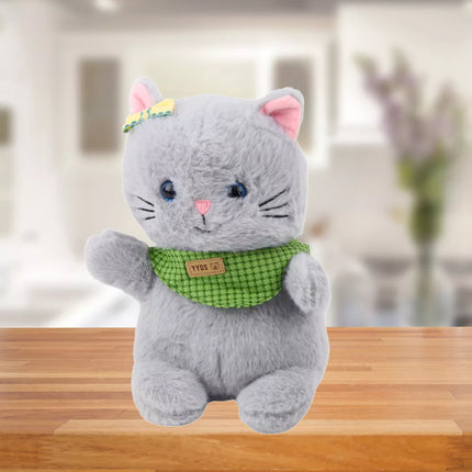 Pliušinė pilka katė su žalia skara