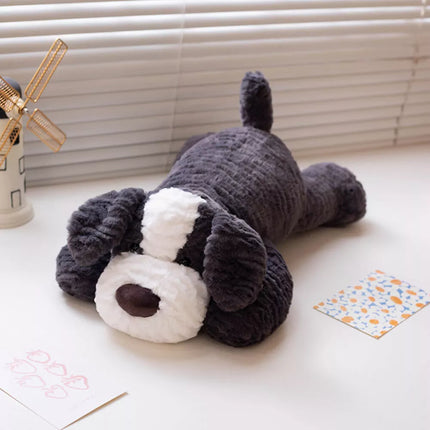 Tamsiai pilkas pliušinis šuo