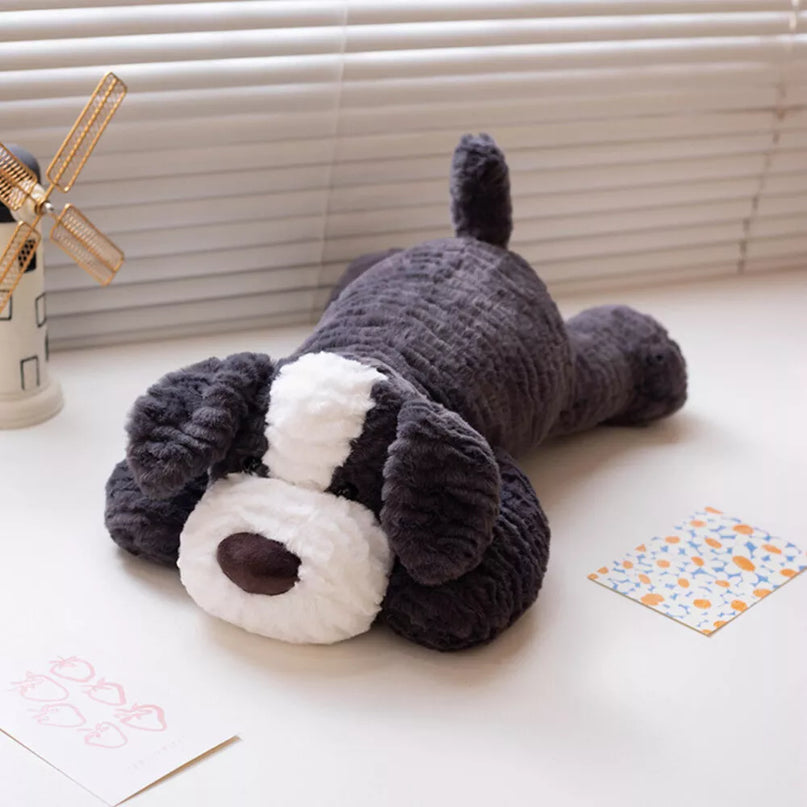 Tamsiai pilkas pliušinis šuo