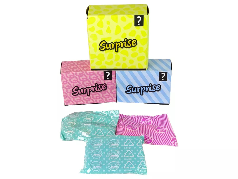 Nėščia lėlė taškuota balta suknele su mamos rinkiniu