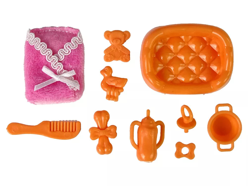 Nėščia lėlė taškuota balta suknele su mamos rinkiniu